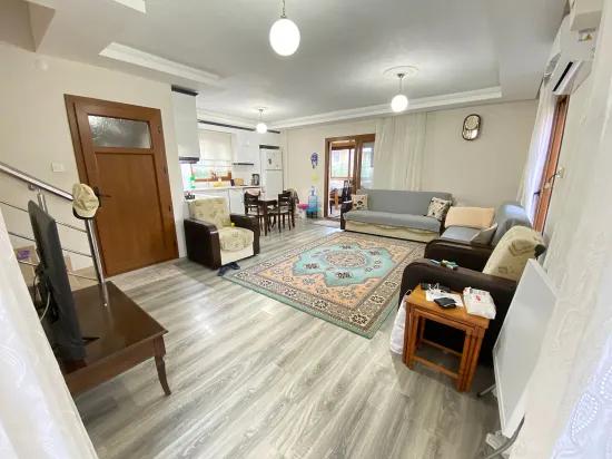 In Seferihisar Atatürk Mah. befindet sich eine vollständig unabhängige Villa mit voller Meeresaussicht, 4+1 Zimmer, zum Verkauf