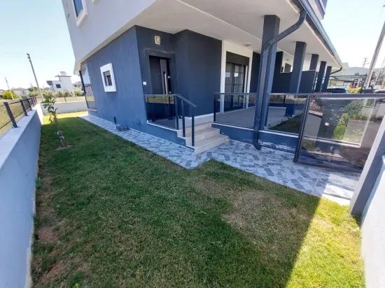 In der Seferihisar Cumhuriyet Mahallesi, 1 km vom Meer entfernt, zu verkaufen, 4+1 geräumige Villa mit großem Garten und Luxusausstattung