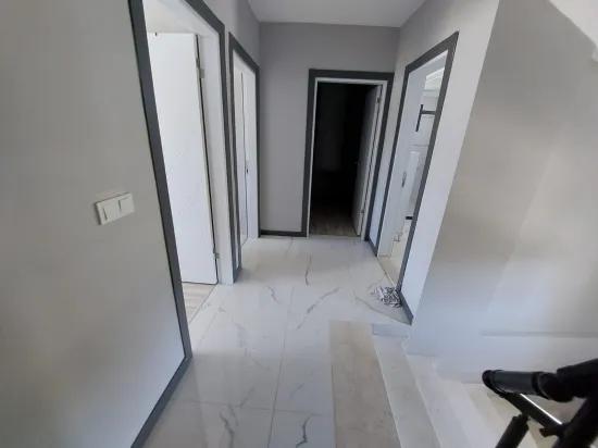 In der Seferihisar Cumhuriyet Mahallesi, 1 km vom Meer entfernt, zu verkaufen, 4+1 geräumige Villa mit großem Garten und Luxusausstattung