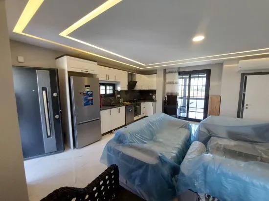In der Seferihisar Cumhuriyet Mahallesi, 1 km vom Meer entfernt, zu verkaufen, 4+1 geräumige Villa mit großem Garten und Luxusausstattung
