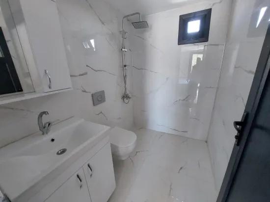 In der Seferihisar Cumhuriyet Mahallesi, 1 km vom Meer entfernt, zu verkaufen, 4+1 geräumige Villa mit großem Garten und Luxusausstattung