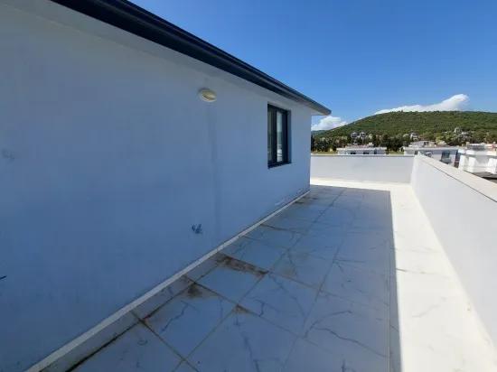 In der Seferihisar Cumhuriyet Mahallesi, 1 km vom Meer entfernt, zu verkaufen, 4+1 geräumige Villa mit großem Garten und Luxusausstattung