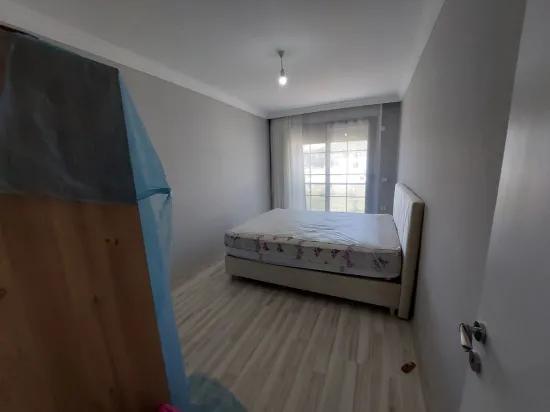 In der Seferihisar Cumhuriyet Mahallesi, 1 km vom Meer entfernt, zu verkaufen, 4+1 geräumige Villa mit großem Garten und Luxusausstattung