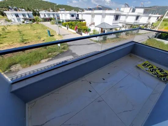 In der Seferihisar Cumhuriyet Mahallesi, 1 km vom Meer entfernt, zu verkaufen, 4+1 geräumige Villa mit großem Garten und Luxusausstattung
