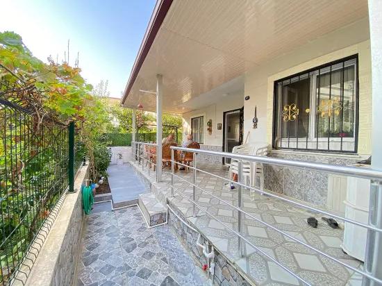 Seferihisar Mersin Ala dem Meer 350 m Entfernung mit Garten zum Verkauf stehendes 2+1 Doppelhaus –