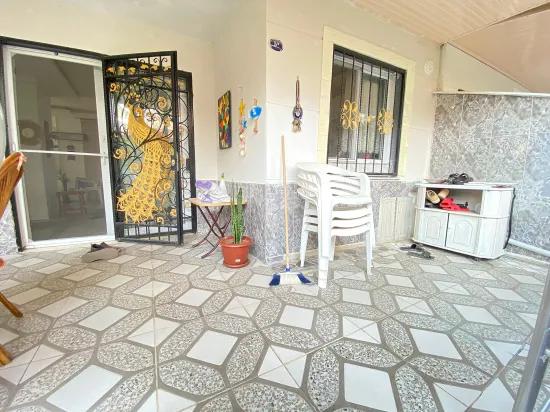 Seferihisar Mersin Ala dem Meer 350 m Entfernung mit Garten zum Verkauf stehendes 2+1 Doppelhaus –