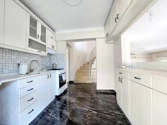 İzmir Seferihisar Doğanbey direkt am Meer null Site mit Garten zum Verkaufen 4+1 Sommerhaus –