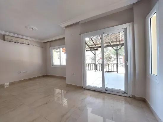 İzmir Seferihisar Doğanbey direkt am Meer null Site mit Garten zum Verkaufen 4+1 Sommerhaus –