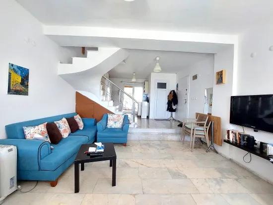 In Seferihisar Doğanbey gibt es eine villenartige Immobilie mit Garten und Meerblick zum Verkauf – 4+1 Villa