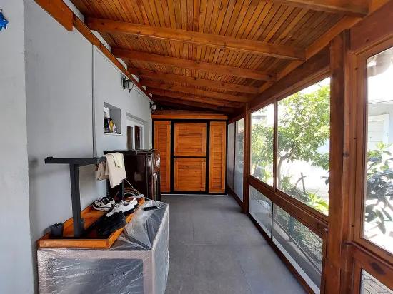 In Seferihisar Doğanbey gibt es eine villenartige Immobilie mit Garten und Meerblick zum Verkauf – 4+1 Villa