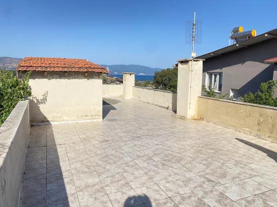 Im Seferihisar Atatürk Viertel, 100 Meter vom Meer entfernt, luxuriöse 3+1 Villa mit panoramischer Terasse