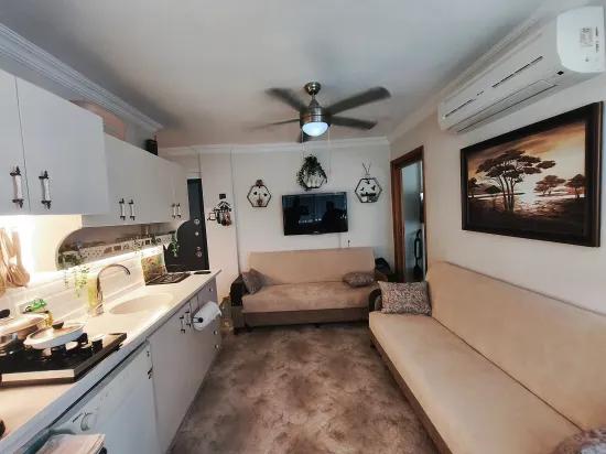 Gümüldür am Strand 1+1 50 m2 möbliert zu einem geeigneten Preis verkaufbare Wohnung