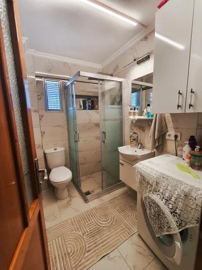 Gümüldür am Strand 1+1 50 m2 möbliert zu einem geeigneten Preis verkaufbare Wohnung