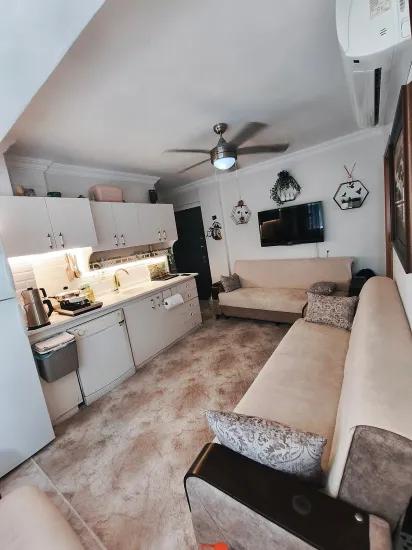 Gümüldür am Strand 1+1 50 m2 möbliert zu einem geeigneten Preis verkaufbare Wohnung