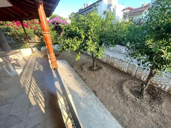 In Gümüldür, 100m vom Meer entfernt, Innerhalb des Geländes, eine villa mit großem garten zum verkauf 4+1
