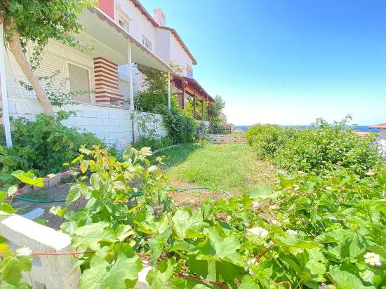 In Seferihisar Atatürk, 250m vom Meer entfernt, liegt eine 2+1 Gelegenheitsvilla mit Meeresblick und großem Garten.