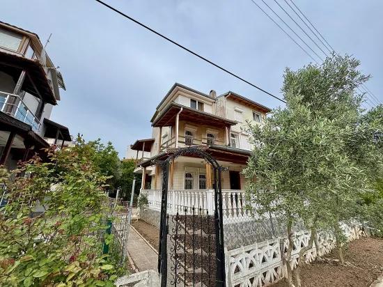 In Seferihisar Cumhuriyet Mah. 750m vom Meer entfernt, mit Pool und Obstgarten, 4+1 Villa zum Verkauf