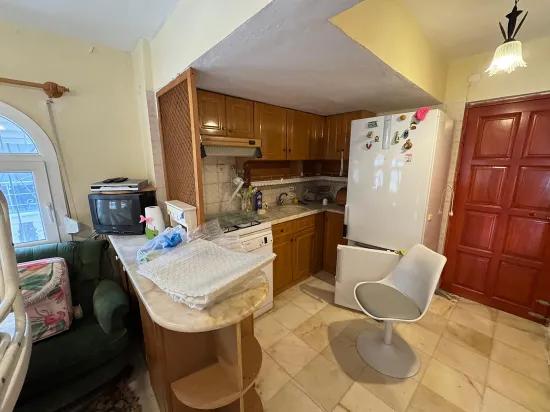 In Seferihisar Cumhuriyet Mah. 750m vom Meer entfernt, mit Pool und Obstgarten, 4+1 Villa zum Verkauf