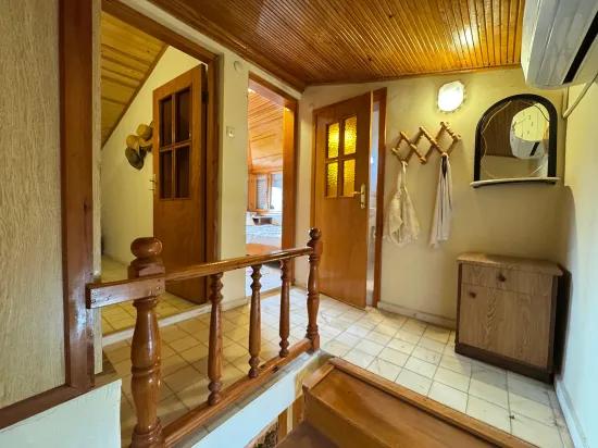 In Seferihisar Cumhuriyet Mah. 750m vom Meer entfernt, mit Pool und Obstgarten, 4+1 Villa zum Verkauf
