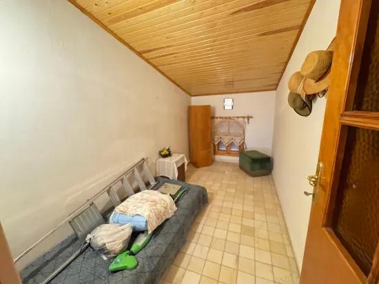 In Seferihisar Cumhuriyet Mah. 750m vom Meer entfernt, mit Pool und Obstgarten, 4+1 Villa zum Verkauf