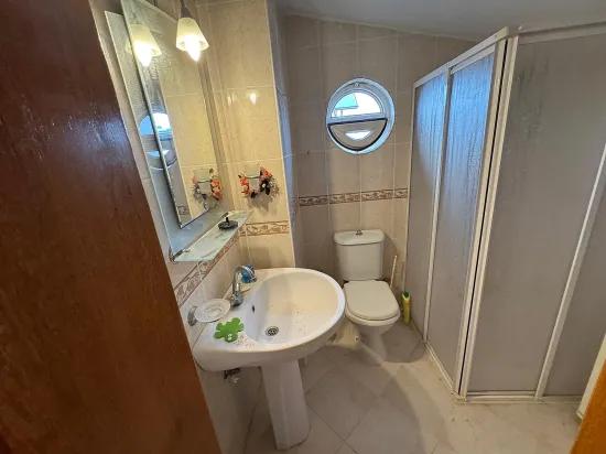 In Seferihisar Cumhuriyet Mah. 750m vom Meer entfernt, mit Pool und Obstgarten, 4+1 Villa zum Verkauf