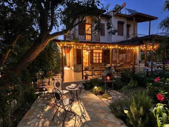 In Özderede, 2 Minuten von der See entfernt, geräumige Villa mit großem Garten, 3+1 Zimmer, zum Verkauf