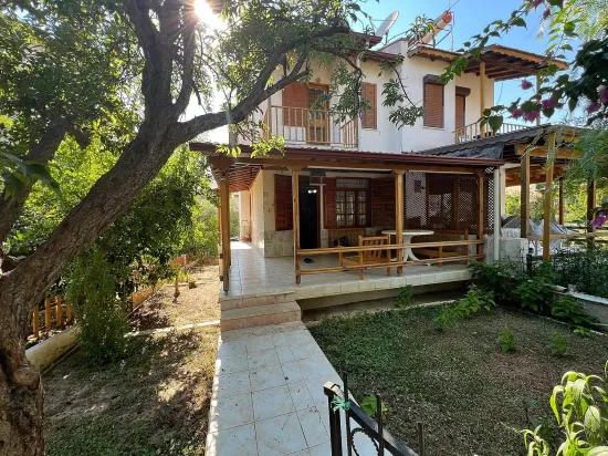 In Özderede, 2 Minuten von der See entfernt, geräumige Villa mit großem Garten, 3+1 Zimmer, zum Verkauf