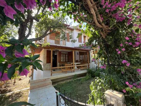 In Özderede, 2 Minuten von der See entfernt, geräumige Villa mit großem Garten, 3+1 Zimmer, zum Verkauf