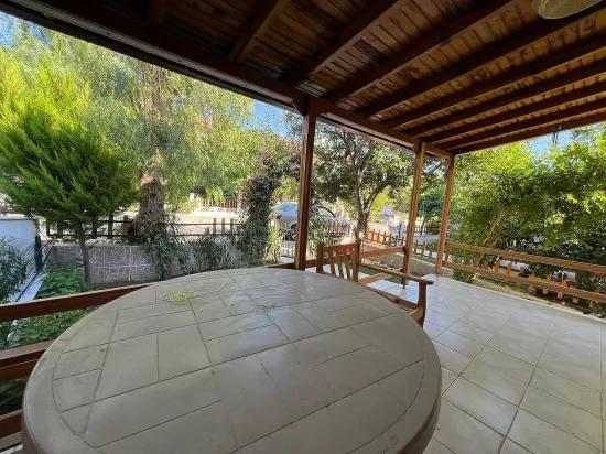 In Özderede, 2 Minuten von der See entfernt, geräumige Villa mit großem Garten, 3+1 Zimmer, zum Verkauf