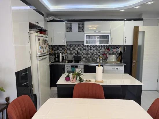 Seferihisars bevorzugtes Viertel bietet eine Gelegenheit 2+1 Wohnung zum Verkauf