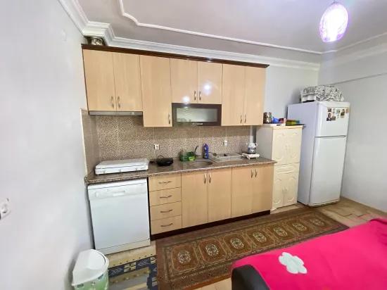 Im Bereich Seferihisar Ürkmezmersin, 100 Meter zum Meer, mit großem Garten, zum Verkauf 2+1 Wohnung!
