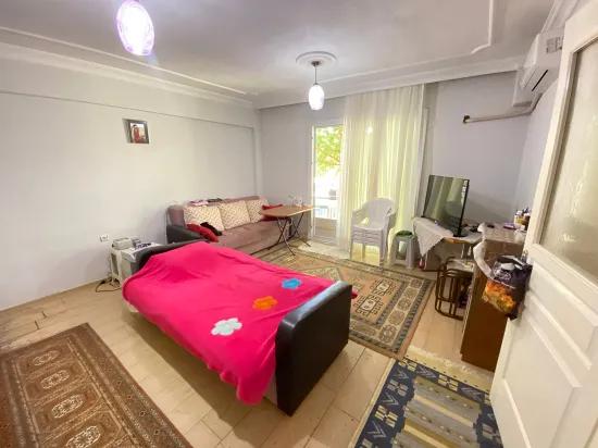 Im Bereich Seferihisar Ürkmezmersin, 100 Meter zum Meer, mit großem Garten, zum Verkauf 2+1 Wohnung!