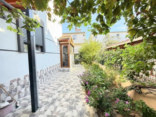 Seferihisar Doğanbey In Cumhuriyet nahe dem Meer Sommer‑winter Wohnen geeignet 3+1 Villa