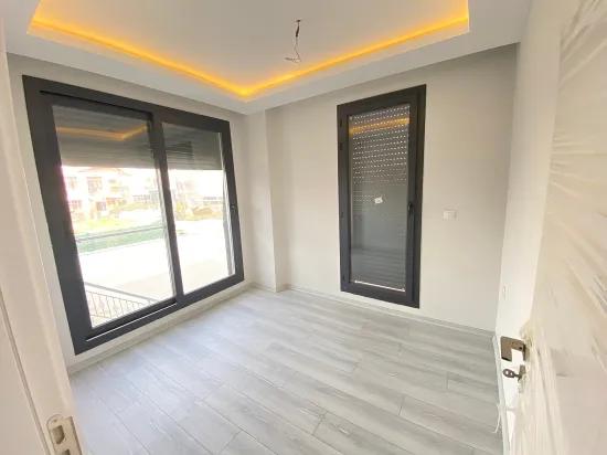 In Seferihisar Akarca, mit Pool, mit großem Garten, mit Wohnsitzgenehmigung, zu verkaufen 4+1 Villa