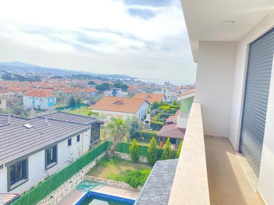 In Seferihisar Akarca, mit Pool, mit großem Garten, mit Wohnsitzgenehmigung, zu verkaufen 4+1 Villa