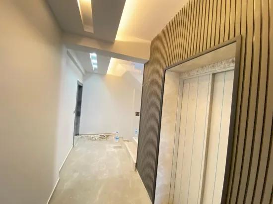 In Menderes Gümüldür mit Aufzug neu Im Komfort, an der Hauptstraße zu verkaufen 2+1 Gelegenheit Wohnung