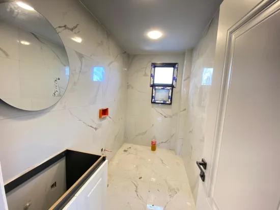 In Menderes Gümüldür mit Aufzug neu Im Komfort, an der Hauptstraße zu verkaufen 2+1 Gelegenheit Wohnung