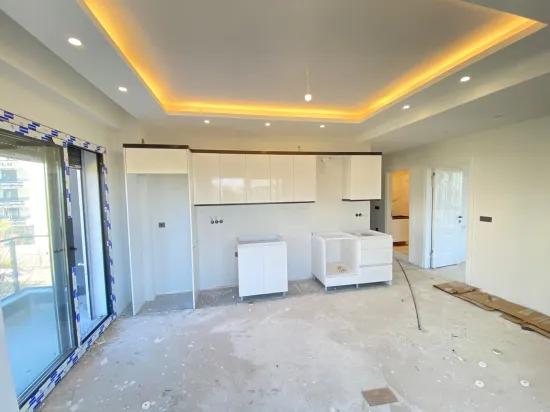 In Menderes Gümüldür mit Aufzug neu Im Komfort, an der Hauptstraße zu verkaufen 2+1 Gelegenheit Wohnung