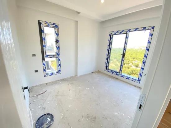 In Menderes Gümüldür mit Aufzug neu Im Komfort, an der Hauptstraße zu verkaufen 2+1 Gelegenheit Wohnung