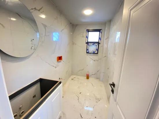 In Menderes Gümüldür mit Aufzug neu Im Komfort, an der Hauptstraße zu verkaufen 2+1 Gelegenheit Wohnung
