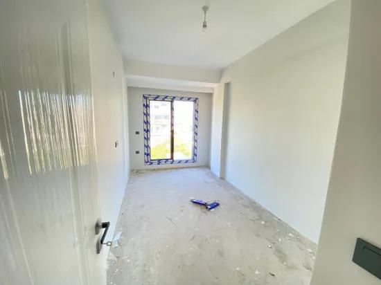In Menderes Gümüldür mit Aufzug neu Im Komfort, an der Hauptstraße zu verkaufen 2+1 Gelegenheit Wohnung