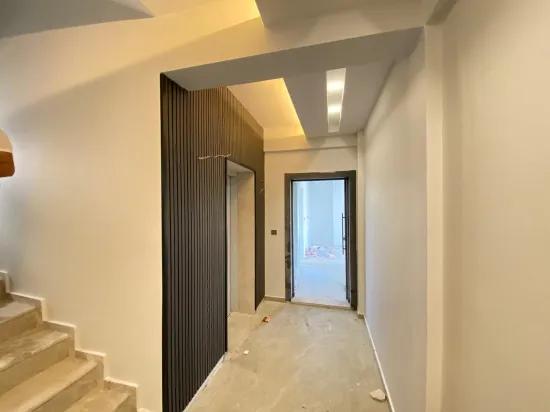 In Menderes Gümüldür mit Aufzug neu Im Komfort, an der Hauptstraße zu verkaufen 2+1 Gelegenheit Wohnung