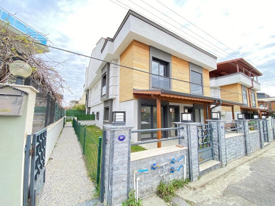 3+1-Zimmer-Villa In Özdere, Nur 400 Meter Vom Meer Entfernt, In Unmittelbarer Nähe Zum Markt Und Zentrum.
