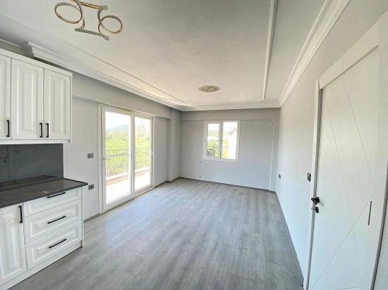 2+1-Zimmer-Wohnung In Ürkmez Zu Vermieten, 300 M², In Meeresnähe, Im Einkaufszentrum