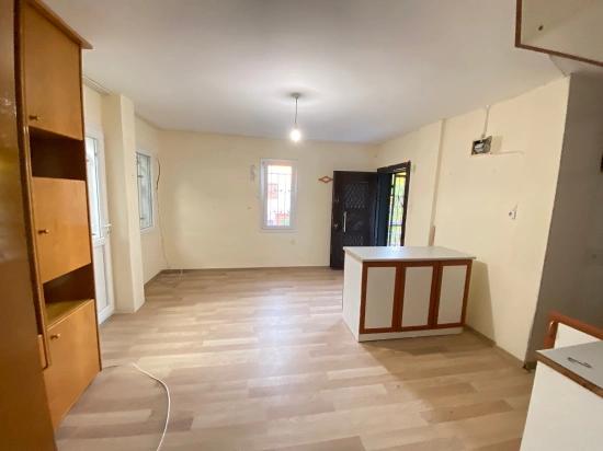 3+1-Zimmer-Wohnung Mit Geschlossenem Balkon In Ürkmez Am Meer Zu Vermieten