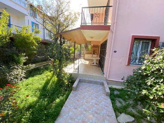 5+1-Zimmer-Villa Mit Garten, 400 M Vom Meer Entfernt Im Zentrum Von Ürkmez Zu Verkaufen.