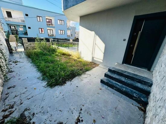 Modernes Freistehendes Haus Mit 2 Schlafzimmern Und Einem Zusätzlichen Zimmer In Seferihisar, Mersin, 350 M Vom Meer Entfernt.