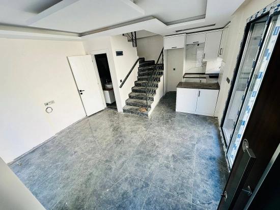 Modernes Freistehendes Haus Mit 2 Schlafzimmern Und Einem Zusätzlichen Zimmer In Seferihisar, Mersin, 350 M Vom Meer Entfernt.