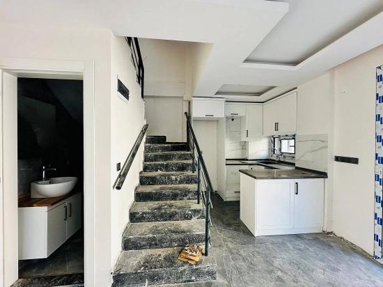 Modernes Freistehendes Haus Mit 2 Schlafzimmern Und Einem Zusätzlichen Zimmer In Seferihisar, Mersin, 350 M Vom Meer Entfernt.