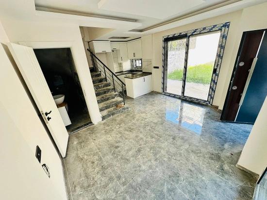 Modernes Freistehendes Haus Mit 2 Schlafzimmern Und Einem Zusätzlichen Zimmer In Seferihisar, Mersin, 350 M Vom Meer Entfernt.